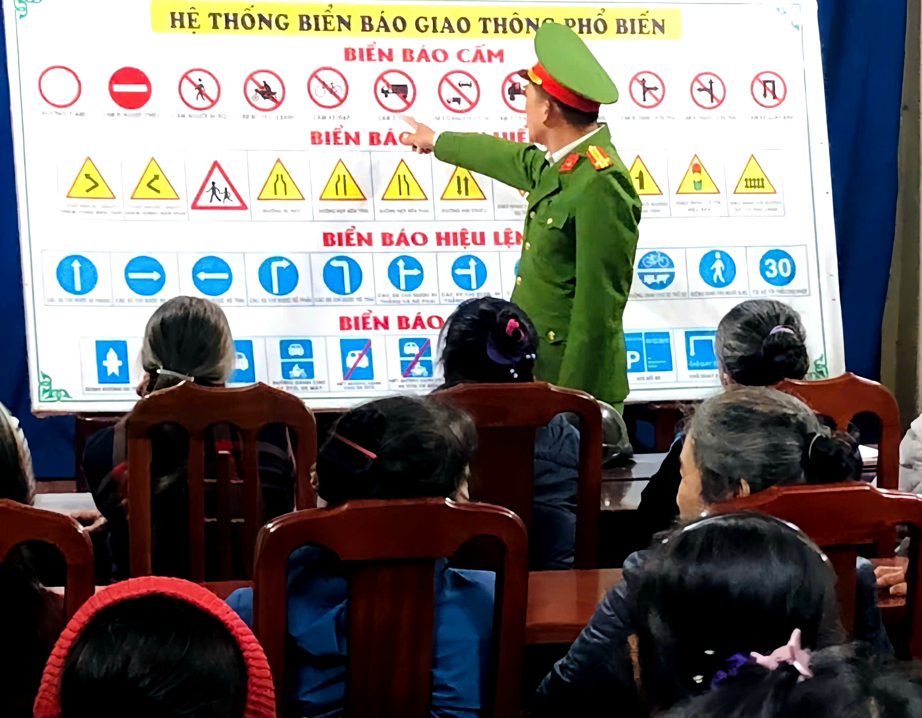 Công an xã Cẩm Giang tăng cường tuyên truyền bảo đảm trật tự an toàn giao thông dịp cuối năm